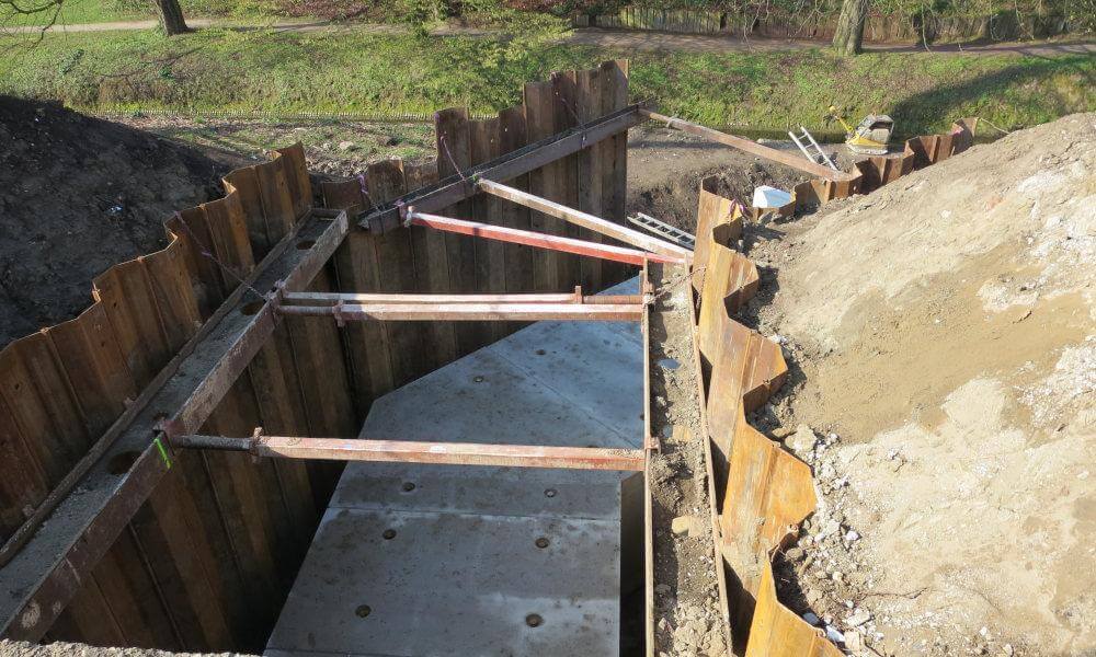 Fertigstellung des Kanals mit Baugrube